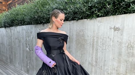 Sarah Paulson’s custom Prada cast was the real star 